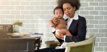 Maternité : une épine XXL dans la carrière des femmes cadres