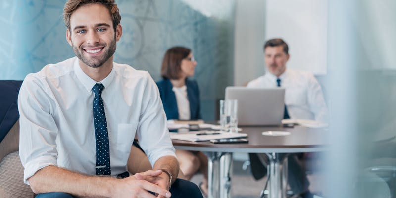 Tout savoir sur le commercial sédentaire : études, missions, salaires