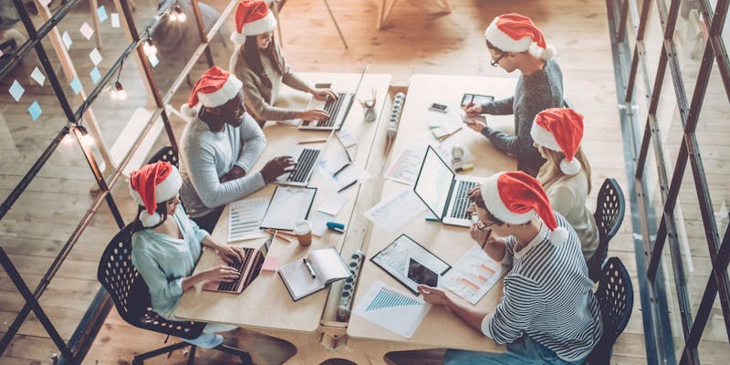 Noël au bureau : 4 idées pour lui donner un air de fête