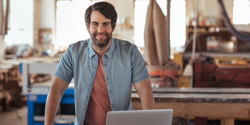 Reconversion professionnelle de cadre à artisan : tout plaquer pour un métier manuel, est-ce que ça paie ?