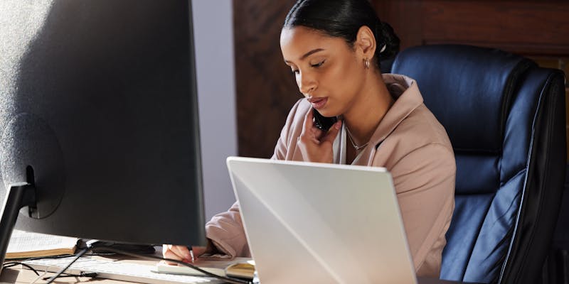 Une femme au téléphone dans son bureau