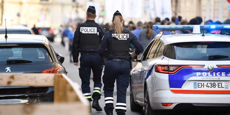 Un policier et une policière dans la rue.