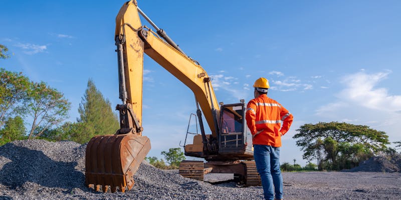 Un homme devant une machine de construction.