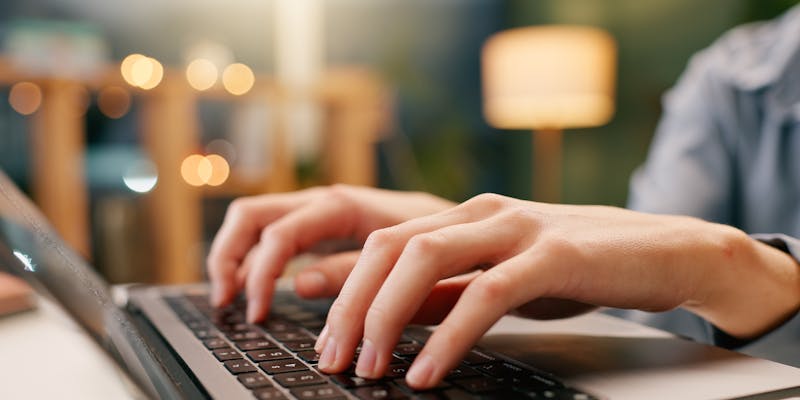 Une personne qui tape sur son clavier.