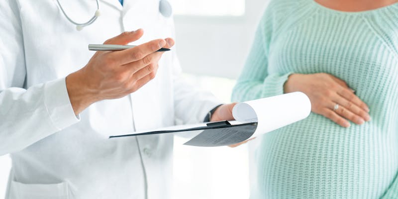 Un homme avec une femme enceinte.